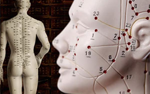 Séance d'EFT : tapotement de points d'acupression sur le visage